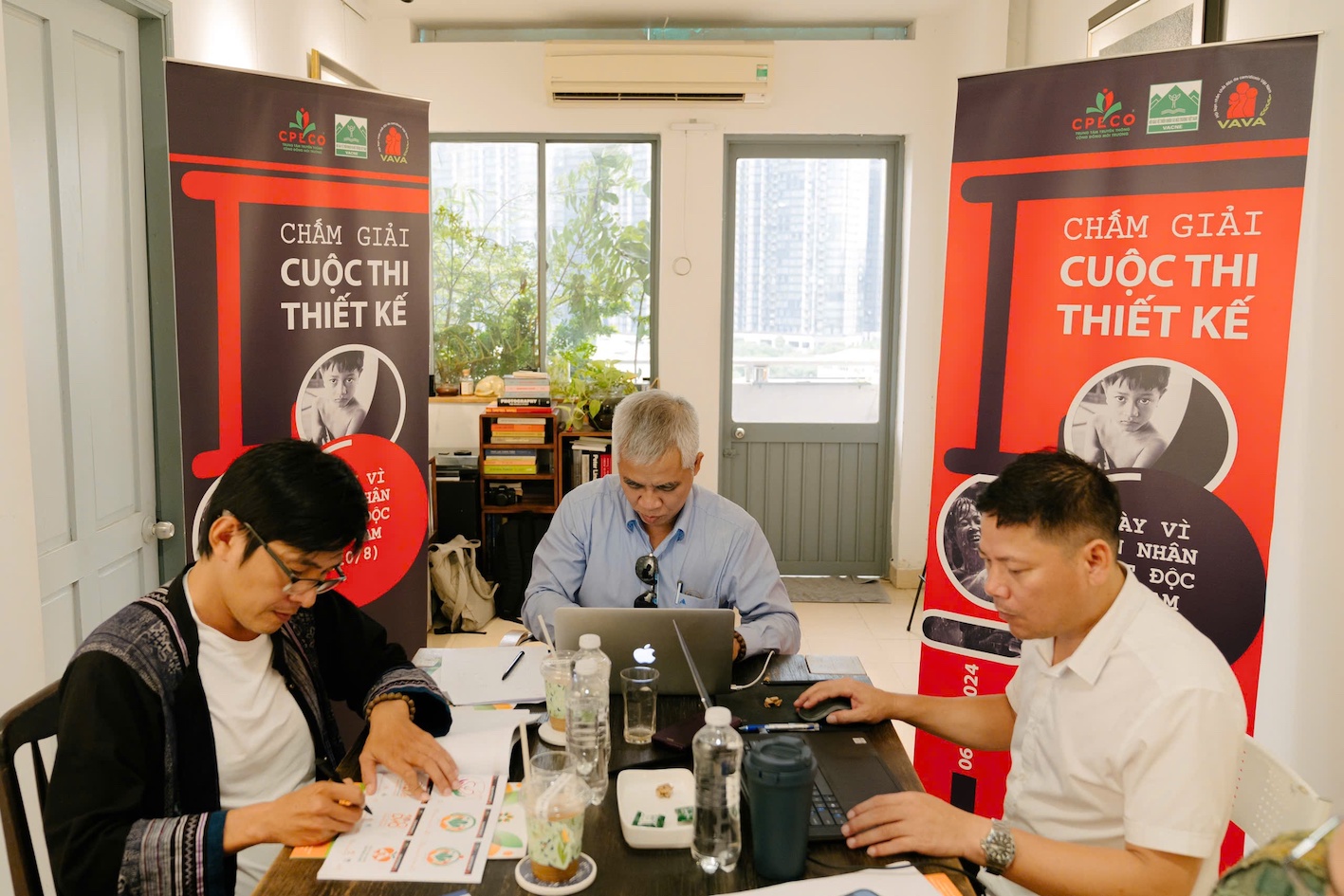 Tác[-]giả[-]Võ[-]Doãn[-]Tuấn[-](Nghệ[-]An)[-]đoạt[-]giải[-]nhất[-]cuộc[-]thi[-]thiết[-]kế[-]logo[-]về[-]“Ngày[-]vì[-]nạn[-]nhân[-]chất[-]độc[-]da[-]cam[-](10-8)”[-]